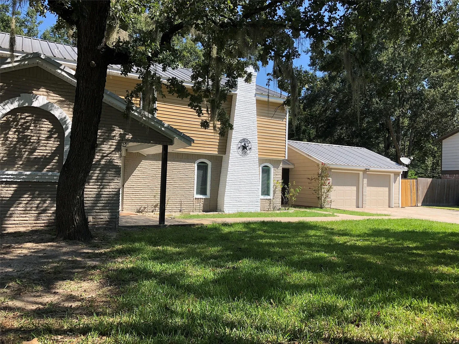 4 bed, 2.5 bath, 2616 sqft, $2,400 — Photo 2