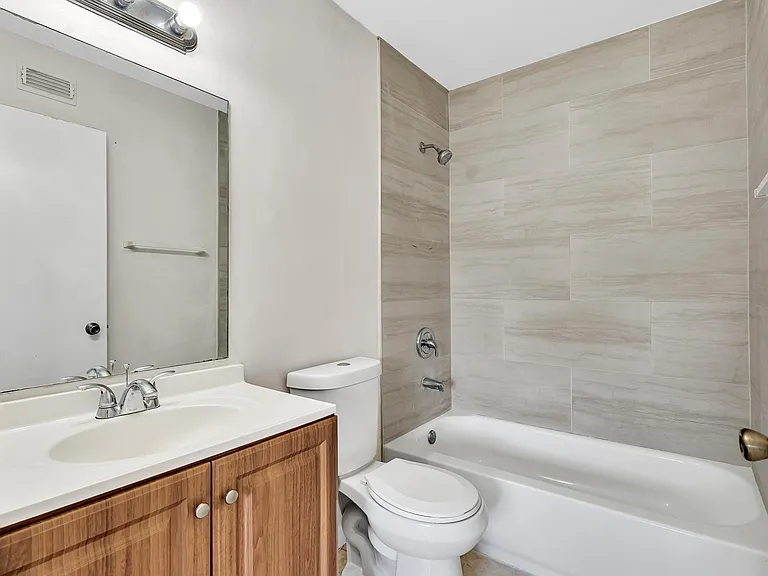 1020 Lake Victoria Dr #B — Photo 26