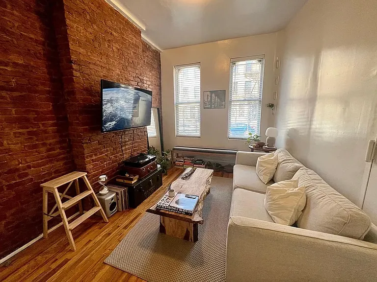 872 Hart St #1R — Photo 4