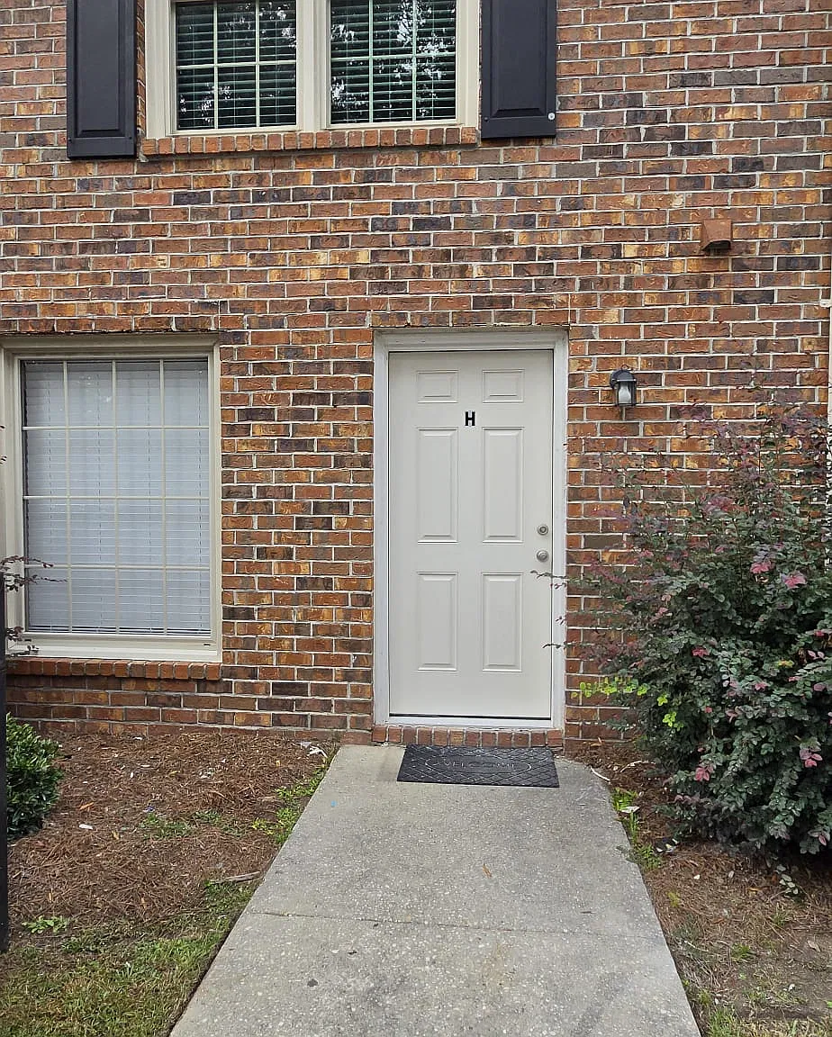 2 bed, 1.5 bath, 1190 sqft, $1,400 — Photo 1