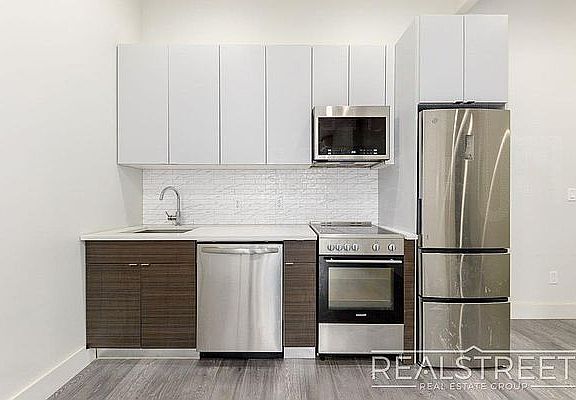 4th image of 446 Gates Ave #2D