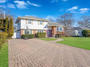 165 Marilynn St, East Islip, NY 11730