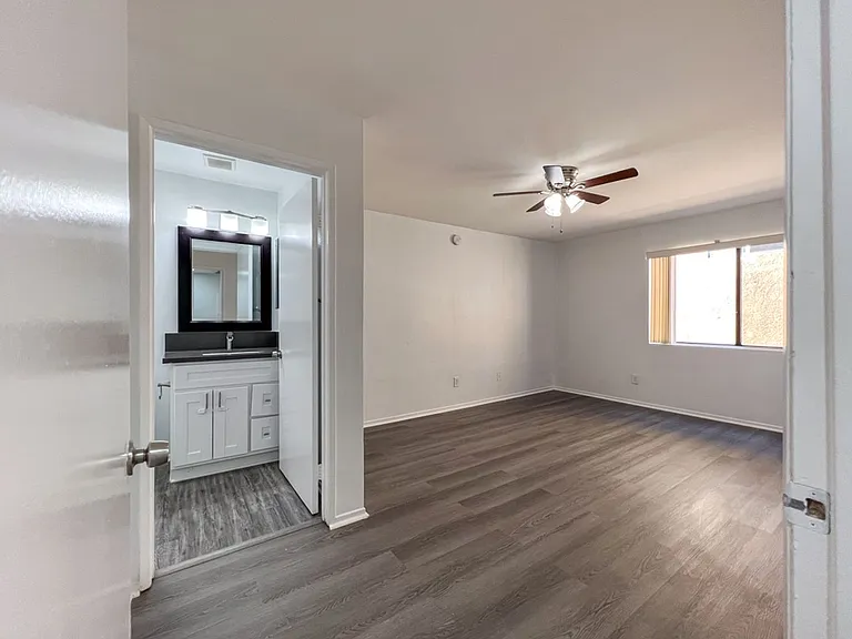 Gorgeous 2 Bed/2 bath apartment in excellent Sherman Oaks area! — Photo 28