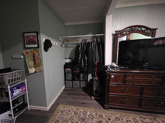5th image of 635 Hillcrest Ln