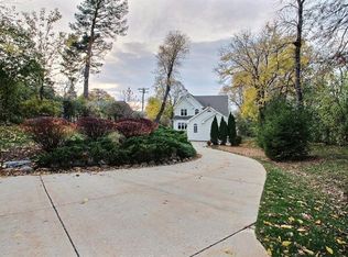 W278n2651 Rocky Point Dr, Pewaukee, WI 53072