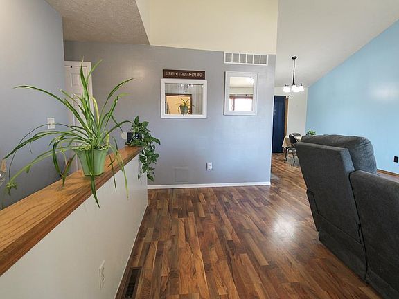 2nd image of 1060 Courtney Dr