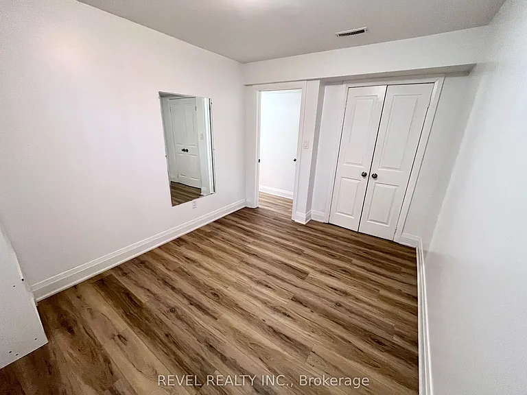 564 Blackthorn Ave #LOWER — Photo 13