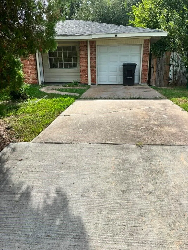 3 bed, 2.0 bath, 1296 sqft, $1,900 — Photo 1