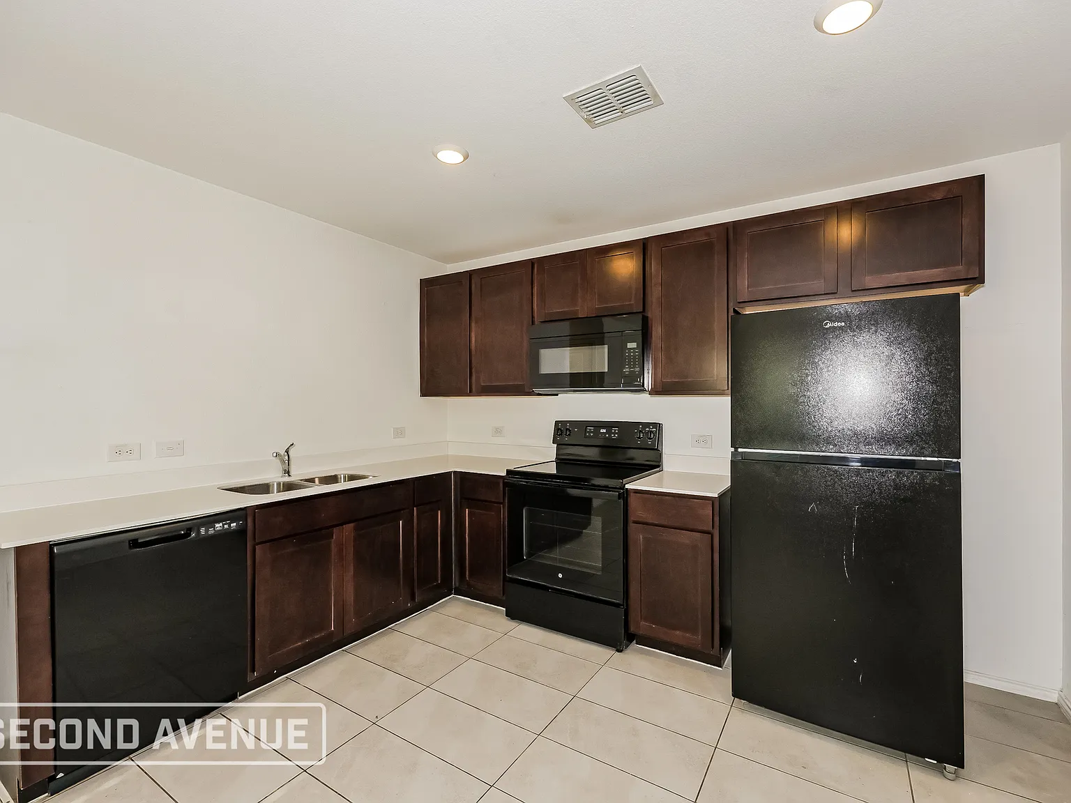 3 bed, 2.0 bath, 1028 sqft, $2,299 — Photo 3