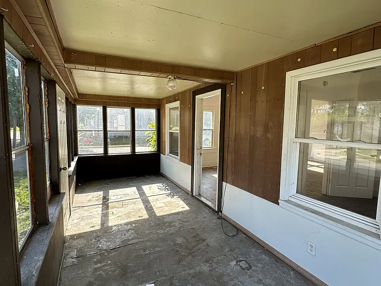 1403 W 4th St — Photo 2