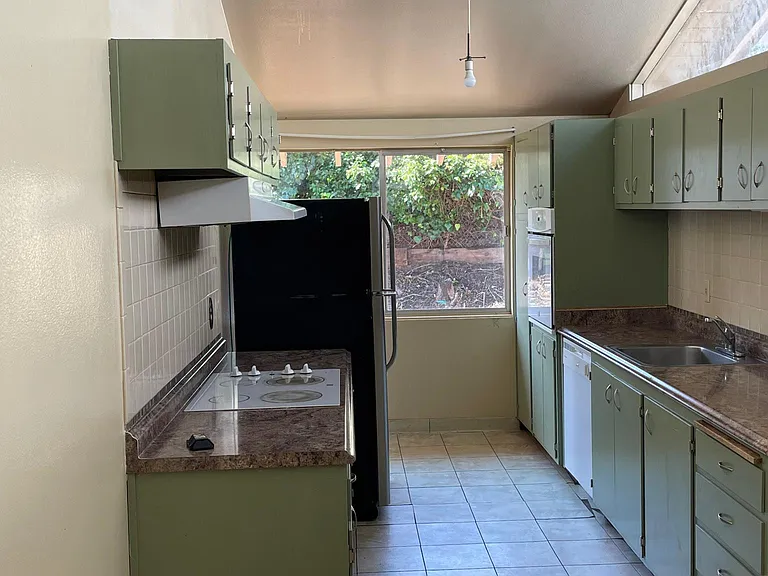 Kitchen with Dishwasher, Garbage Disposal, Electric Applances