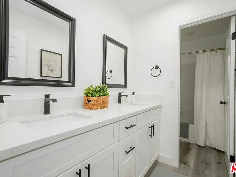 2417 S Budlong Ave #3 — Photo 10