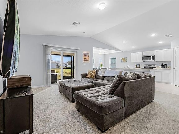 3rd image of 1819 NE 6th AVE