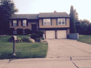 28410 Lake Park Dr, Farmington Hills, MI