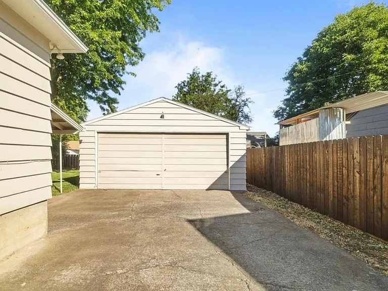 521 E Cherry St — Photo 22