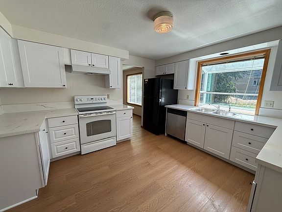 4th image of 17040 SW Cambridge Dr