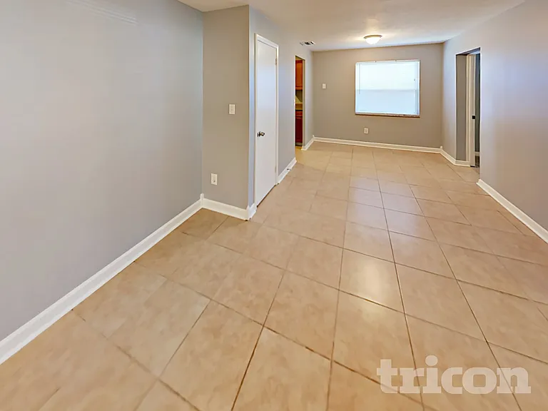 1117 N Saturn Ave — Photo 12