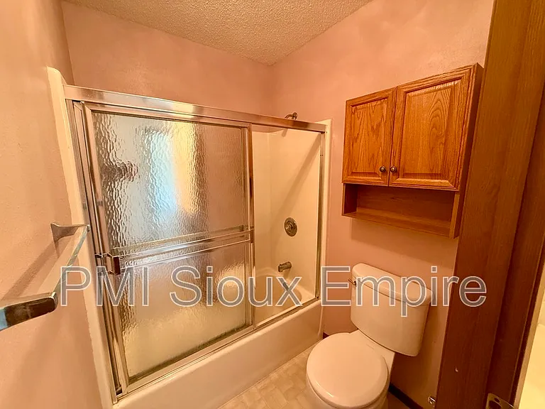 1101 E 9th St #1 — Photo 6