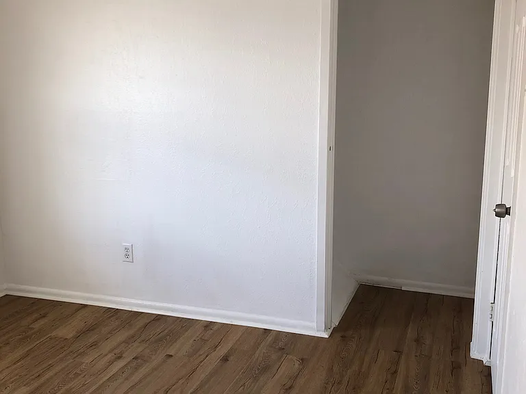 Updated 2 Bed / 1 Bath w/ Large, Flexible Floor Plan — Photo 15