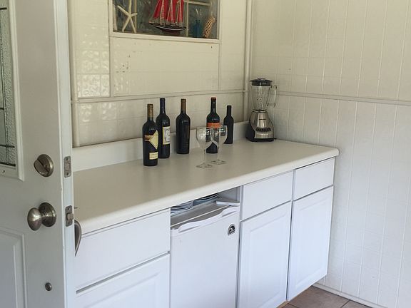 Sunroom Wet Bar w/fridge