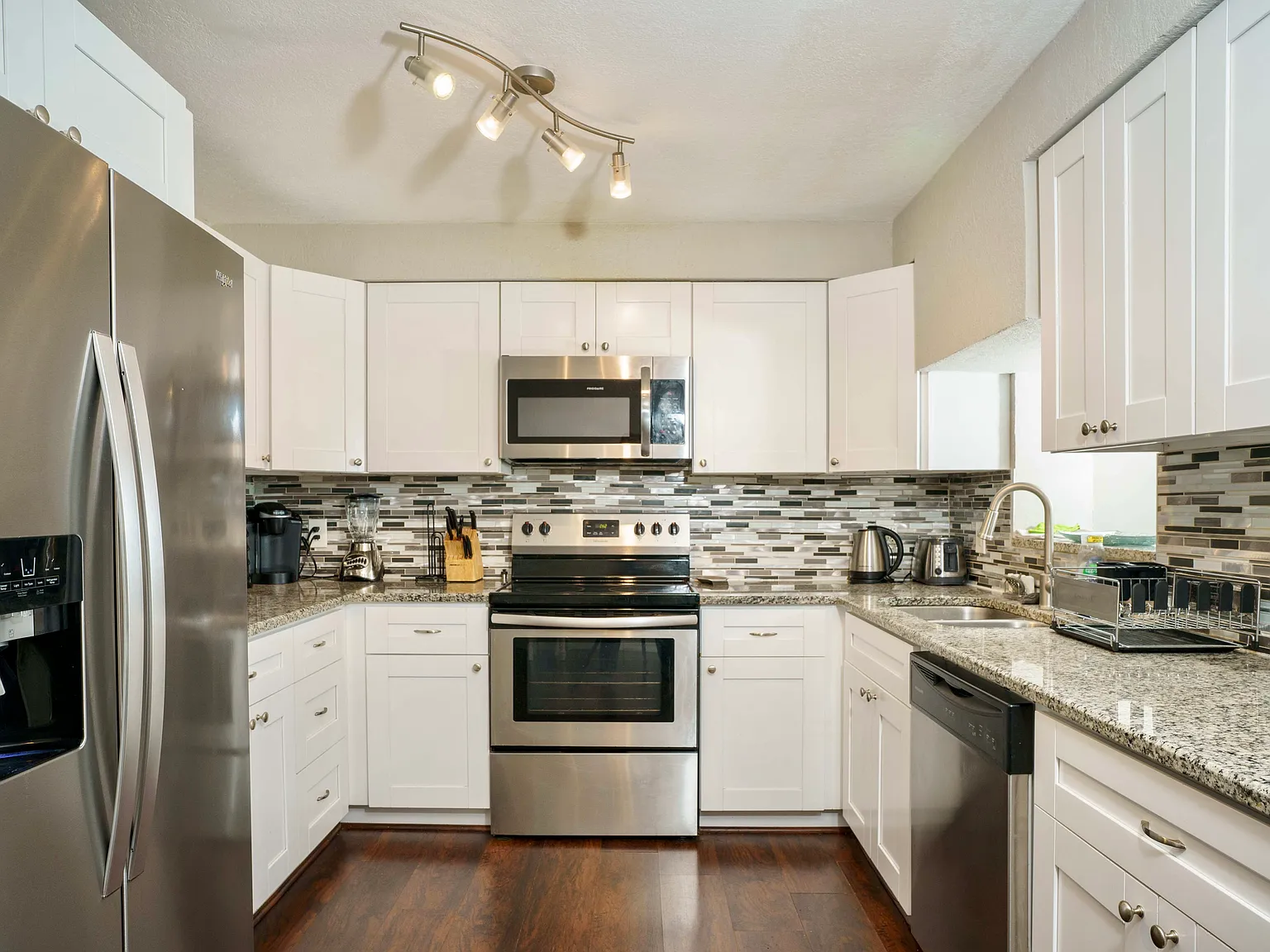 4 bed, 1751 sqft, $3,000 — Photo 2