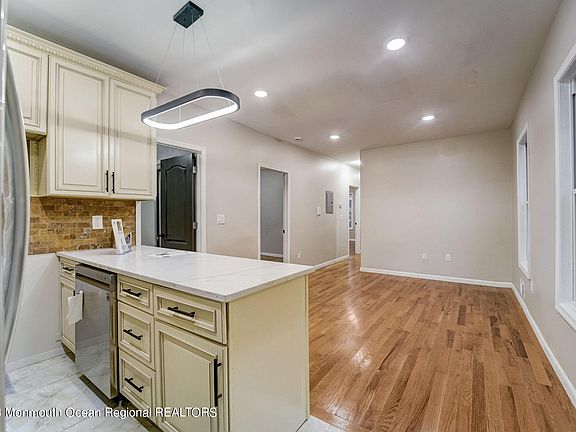 3rd image of 276 Delawanna Avenue