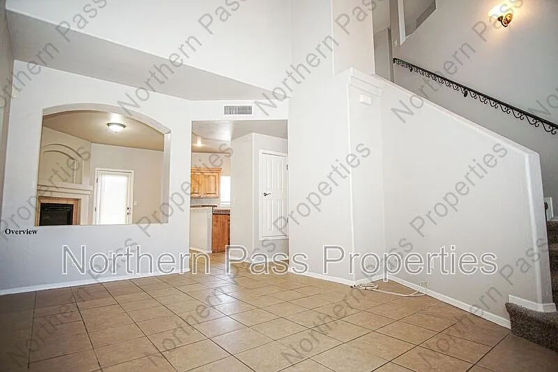 3 bed, 2.5 bath, 1328 sqft, $1,795 — Photo 3
