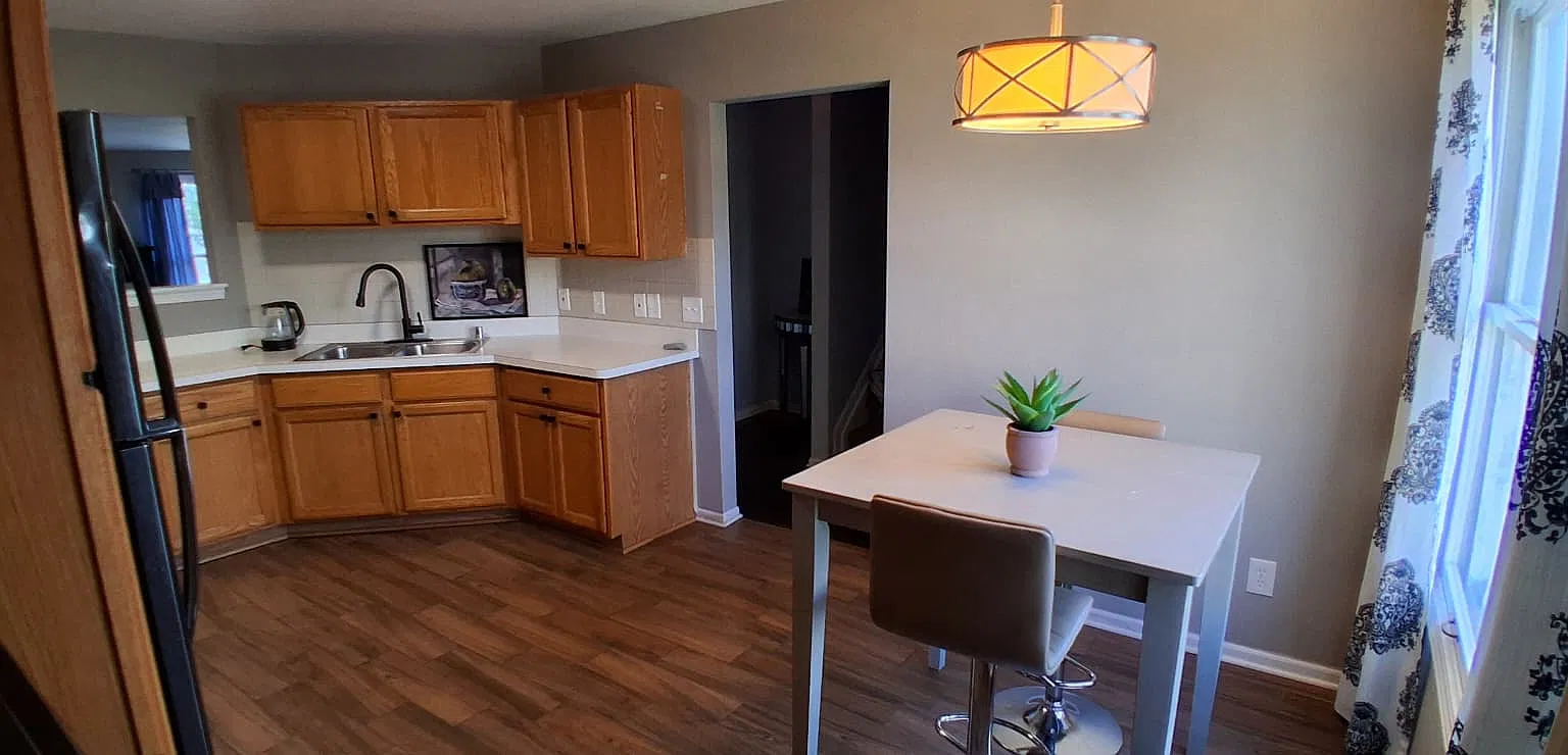 3 bed, 2.5 bath, 2300 sqft, $2,400 — Photo 4
