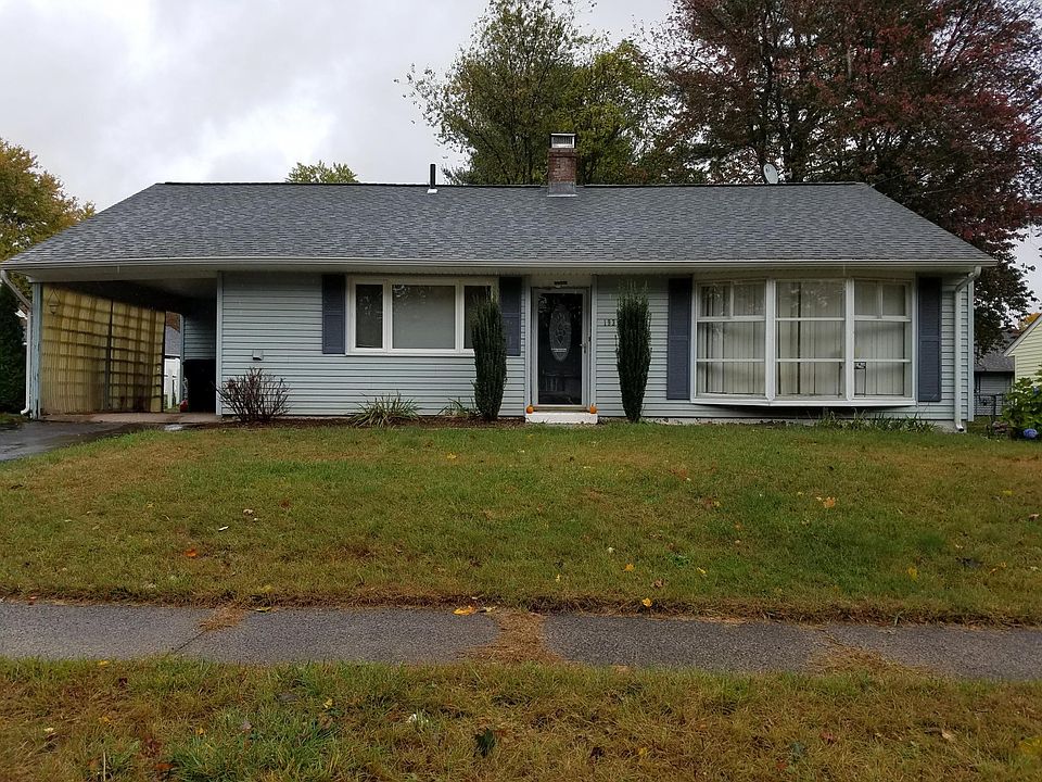Ranch style home in quite neighborhood on Glastonbury line.