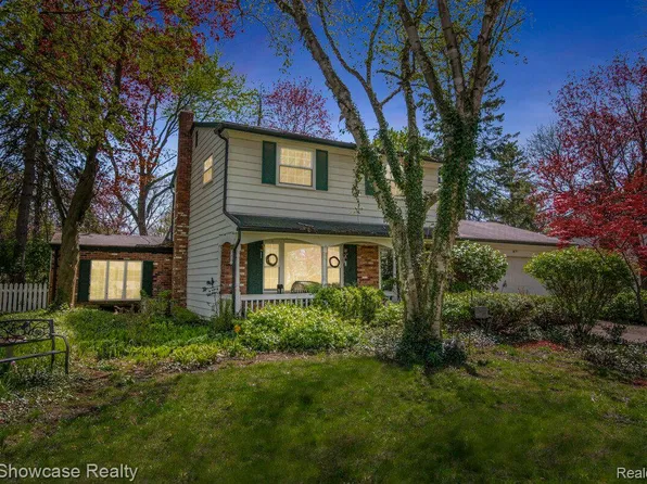 8691 War Bonnet Dr, Commerce Township, MI 48382