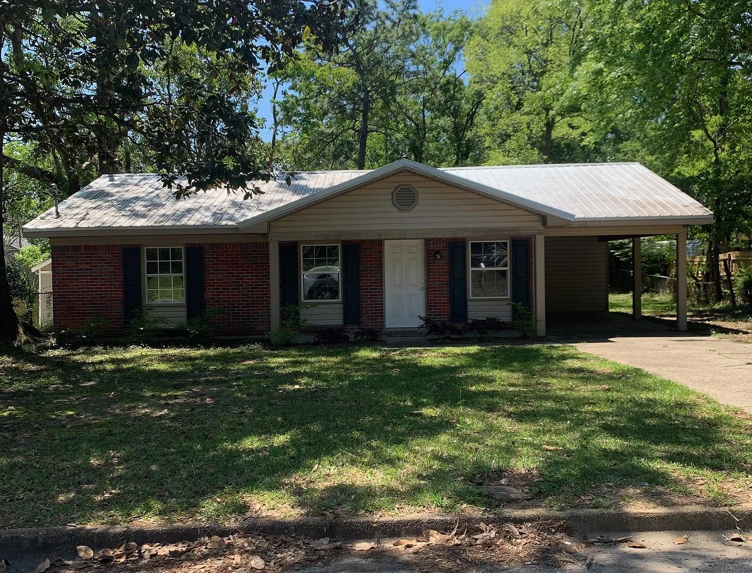 3 bed, 1.5 bath, 1300 sqft, $1,600 — Photo 2