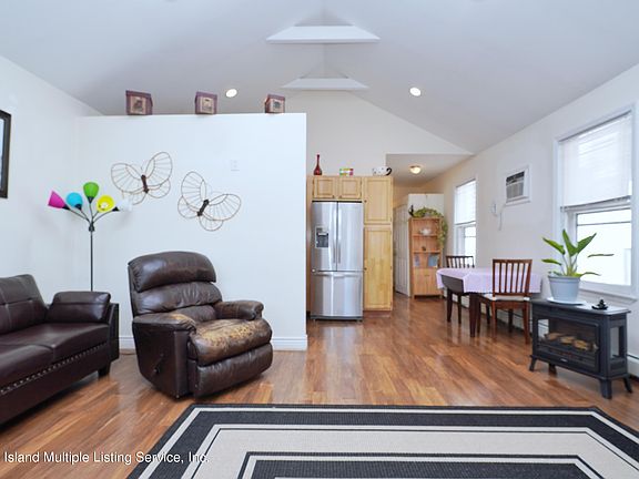 5th image of 578 Rockaway St