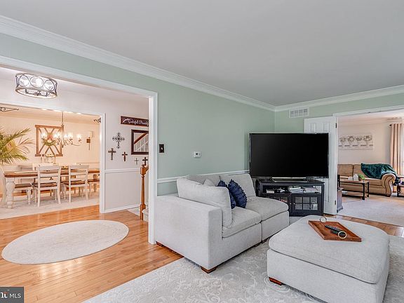 5th image of 36 Waltham Dr