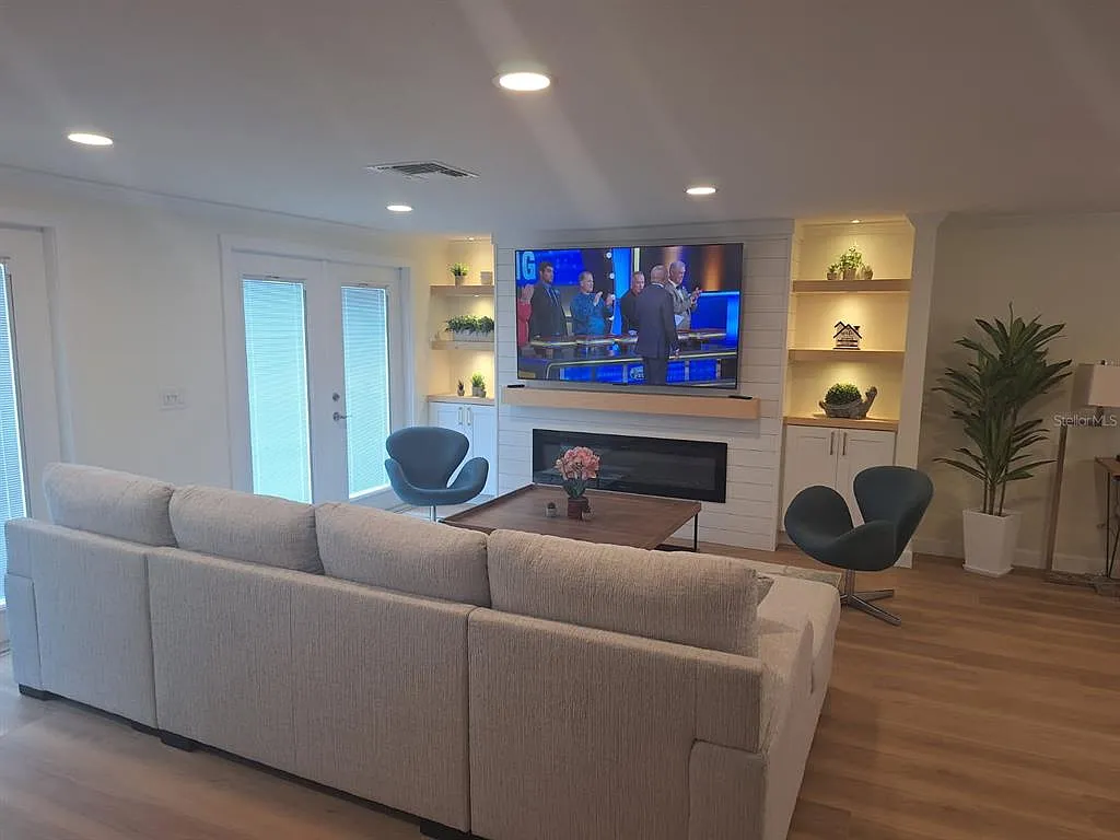 2 bed, 2.0 bath, 1596 sqft, $6,500 — Photo 2