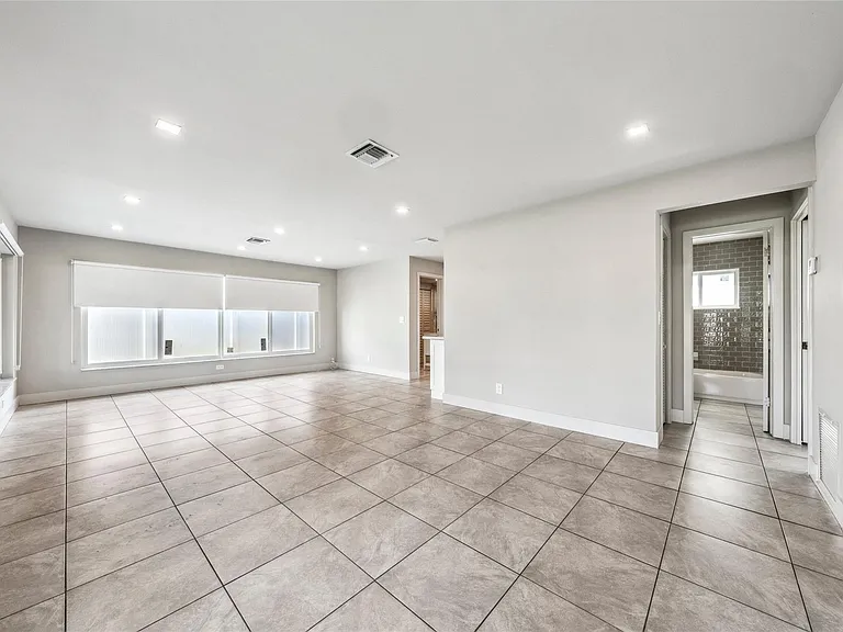 4800 NE 4th Ave — Photo 13