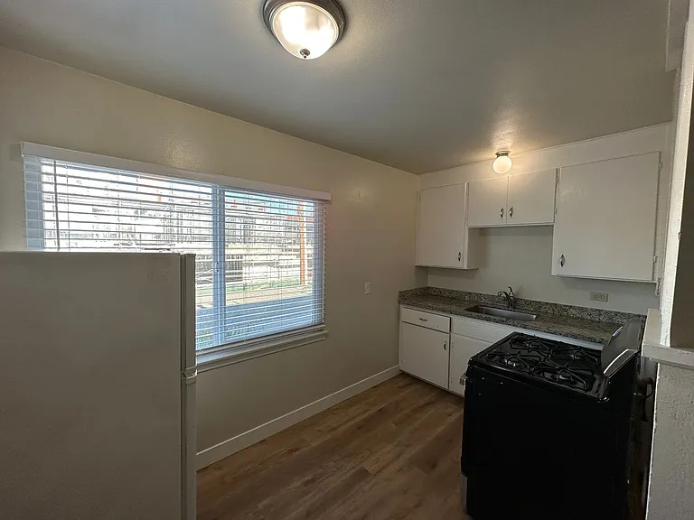 880 Park Dr — Photo 7