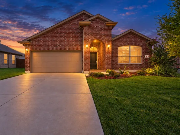 560 Pendennis Dr, Saginaw, TX 76131