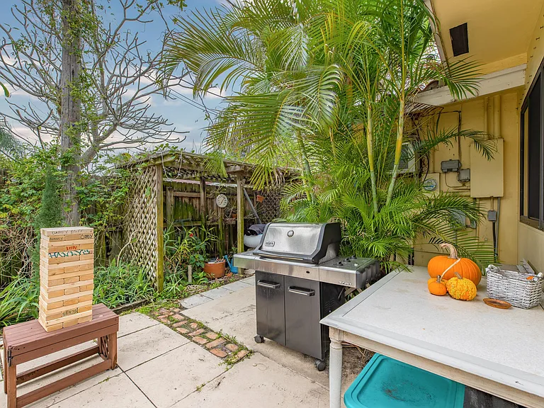 420 NE 36th St — Photo 37
