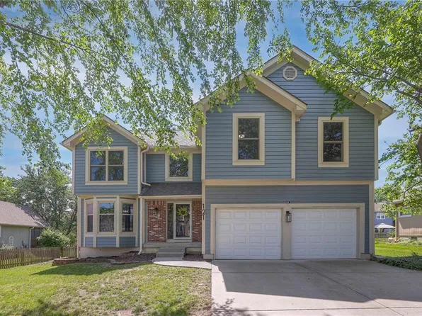 121 SE Somerset Dr, Lees Summit, MO 64063