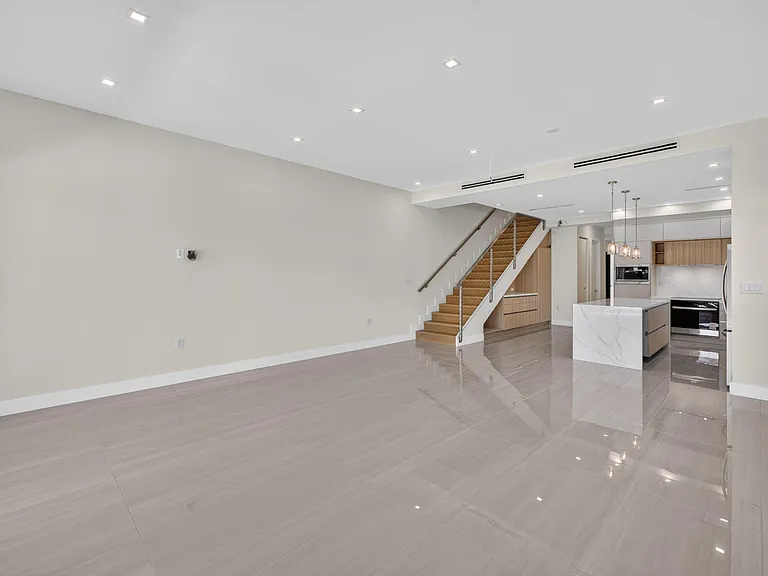 704 SW 9th St — Photo 23