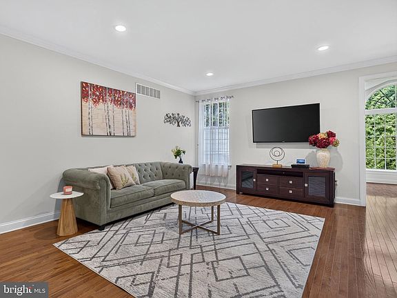 5th image of 417 Oxford Ln