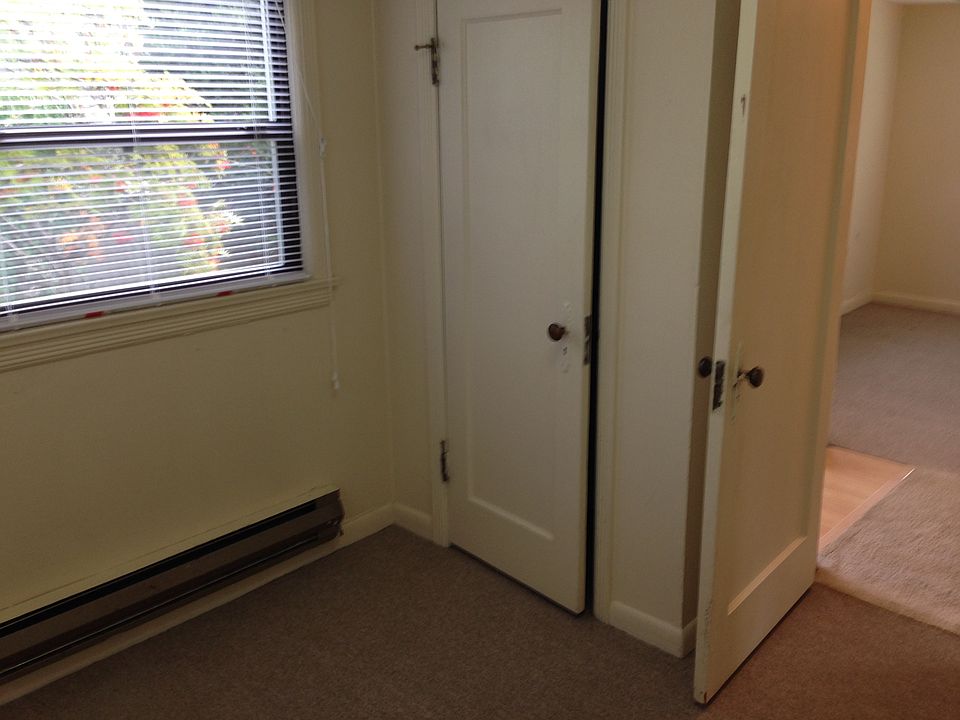 Main bedroom that fits a full or queen bed