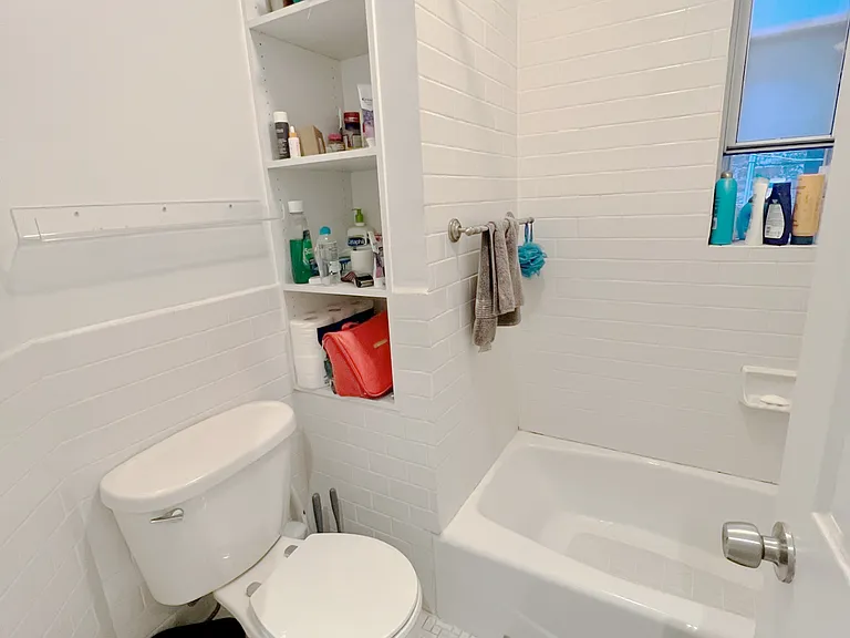 204 9th Ave #5R — Photo 7