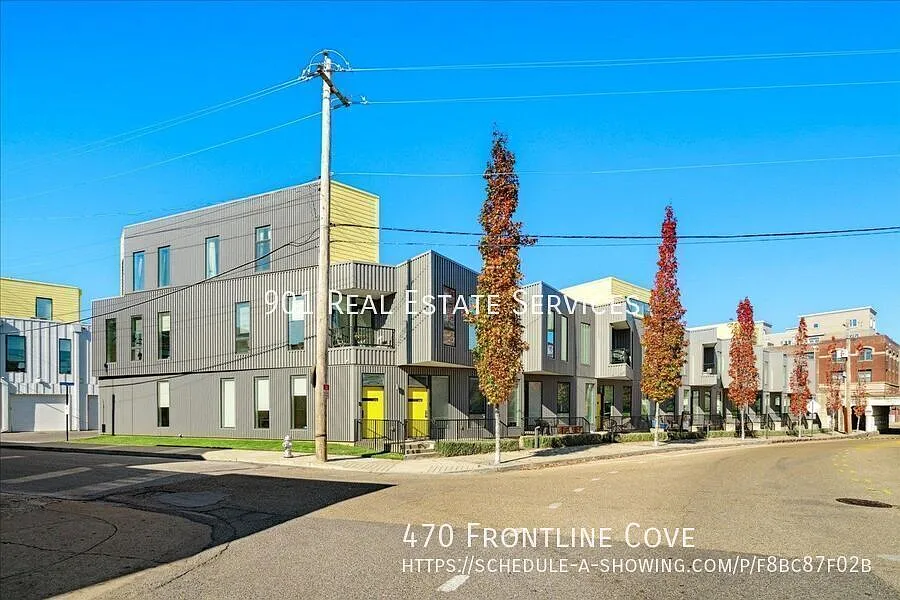 Designer Downtown Townhome with Garage — Photo 3