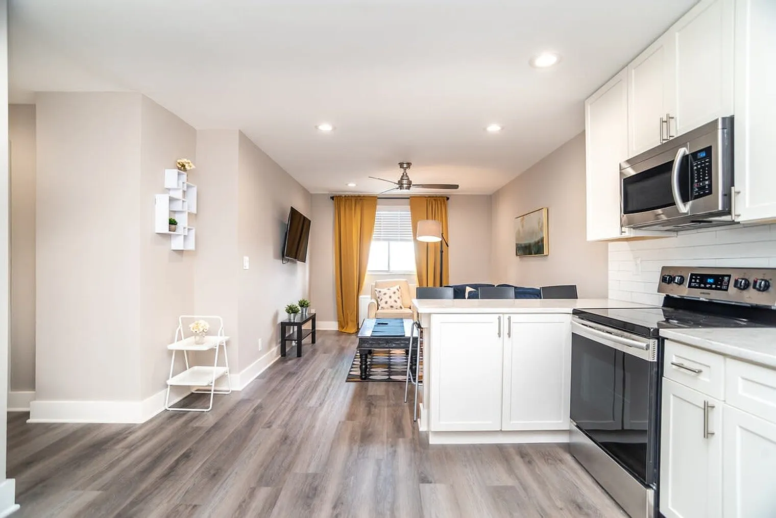 1 bed, 1.0 bath, 624 sqft, $2,406 — Photo 4