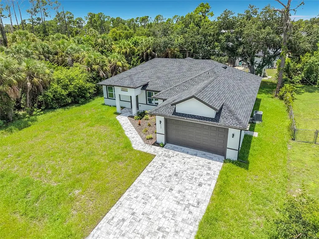 4 bed, 3.0 bath, 2000 sqft, $2,490 — Photo 3