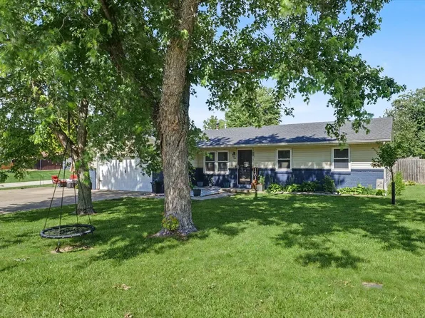 1202 Robin Rd, Mahomet, IL 61853