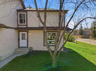 221 NW Deerpoint Ln SE, Calgary, AB T2J6M6