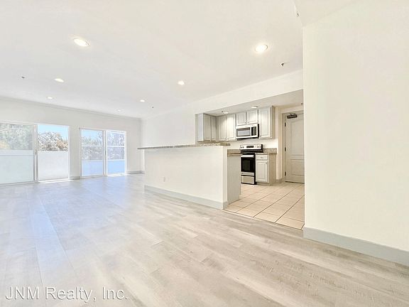 3rd image of 8411 De Longpre Ave #203
