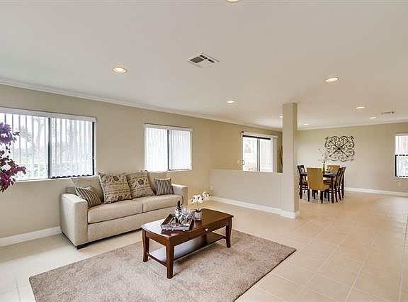 4th image of 401 Robin Hill Ln